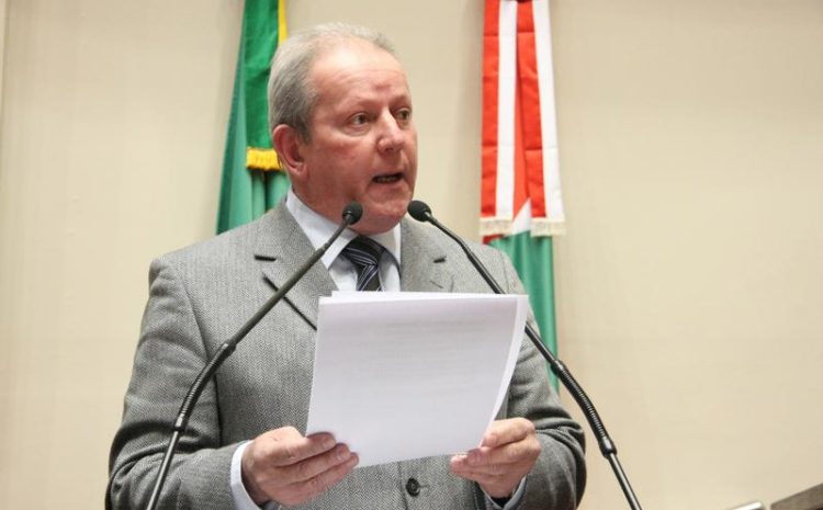  Deputado Marcos Vieira comemora autorização para asfaltar a SC-465