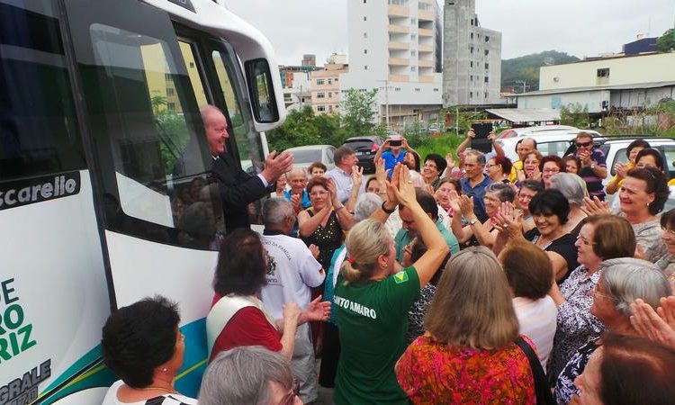  Marcos Vieira entrega ônibus para Terceira Idade de Santo Amaro da Imperatriz