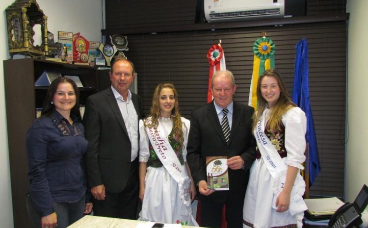  Deputado recebe visita das rainhas de Pinheiro Preto